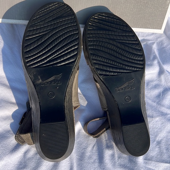 Dansko Vanda Wedge Leather Peep Toe Buckle Sandal Size 40 gray - Picture 5 of 5